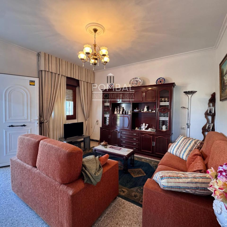 CASA UNIFAMILIAR CON FINCA DE 1.074 M² Y GARAJE PARA DOS COCHES EN SARREAUS