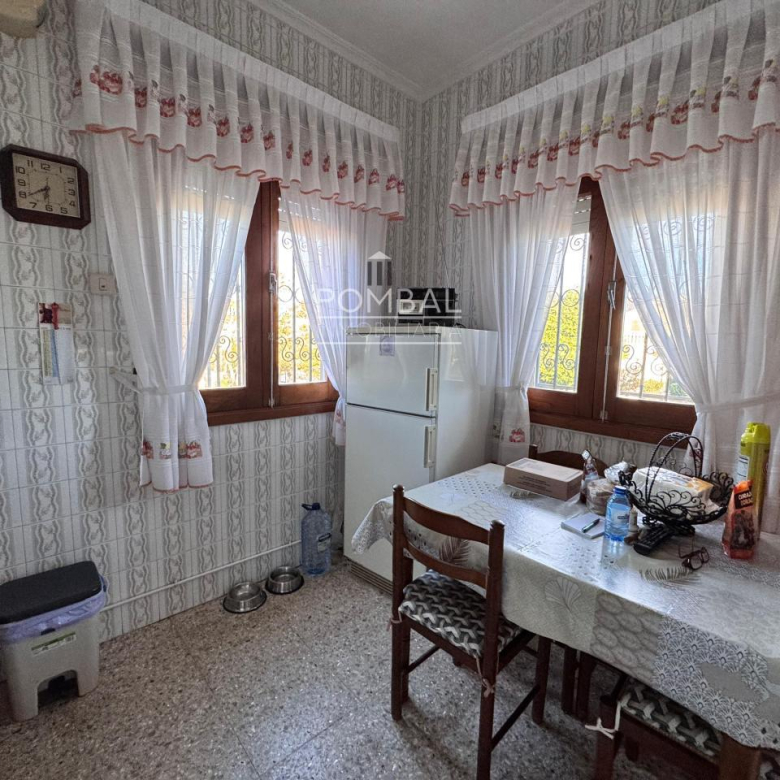 CASA UNIFAMILIAR CON FINCA DE 1.074 M² Y GARAJE PARA DOS COCHES EN SARREAUS