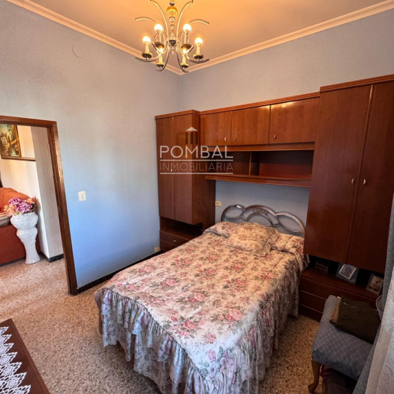 CASA UNIFAMILIAR CON FINCA DE 1.074 M² Y GARAJE PARA DOS COCHES EN SARREAUS