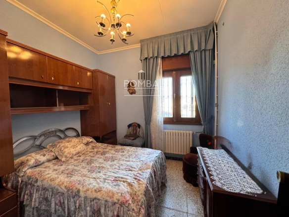 CASA UNIFAMILIAR CON FINCA DE 1.074 M² Y GARAJE PARA DOS COCHES EN SARREAUS