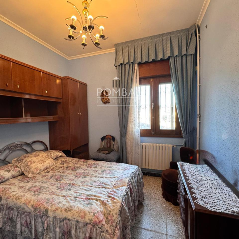 CASA UNIFAMILIAR CON FINCA DE 1.074 M² Y GARAJE PARA DOS COCHES EN SARREAUS
