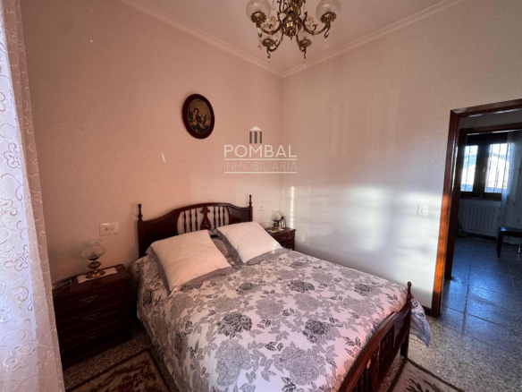 CASA UNIFAMILIAR CON FINCA DE 1.074 M² Y GARAJE PARA DOS COCHES EN SARREAUS