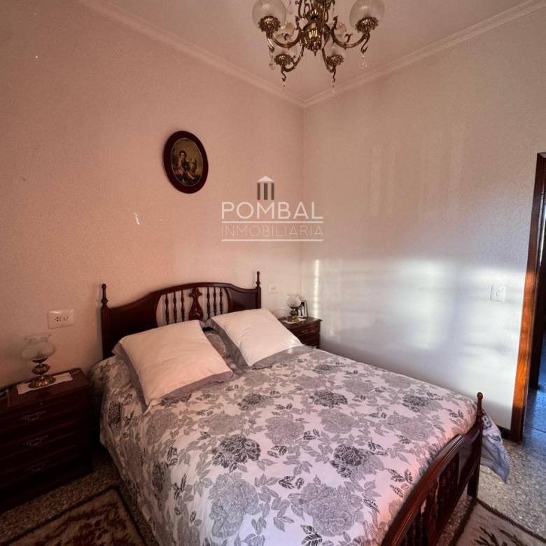 CASA UNIFAMILIAR CON FINCA DE 1.074 M² Y GARAJE PARA DOS COCHES EN SARREAUS