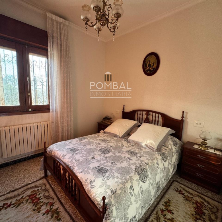 CASA UNIFAMILIAR CON FINCA DE 1.074 M² Y GARAJE PARA DOS COCHES EN SARREAUS