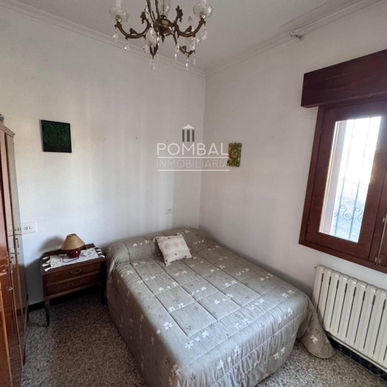 CASA UNIFAMILIAR CON FINCA DE 1.074 M² Y GARAJE PARA DOS COCHES EN SARREAUS