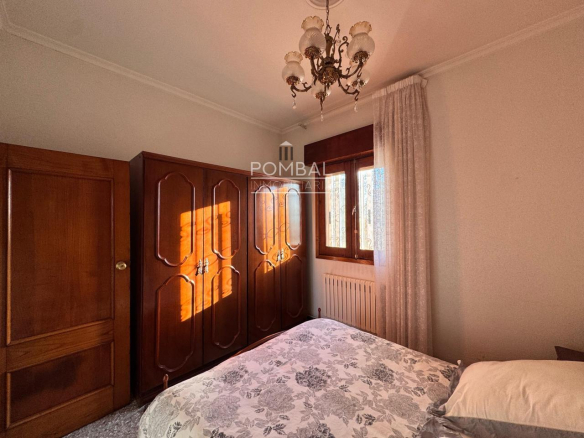 CASA UNIFAMILIAR CON FINCA DE 1.074 M² Y GARAJE PARA DOS COCHES EN SARREAUS