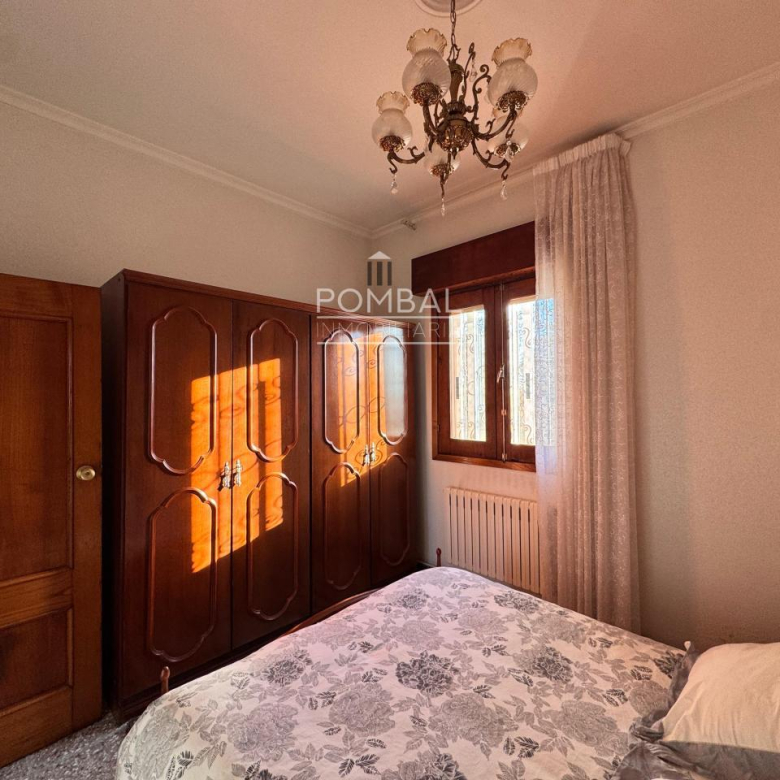 CASA UNIFAMILIAR CON FINCA DE 1.074 M² Y GARAJE PARA DOS COCHES EN SARREAUS