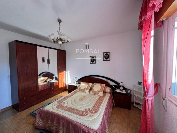 CASA UNIFAMILIAR CON FINCA DE 1.074 M² Y GARAJE PARA DOS COCHES EN SARREAUS