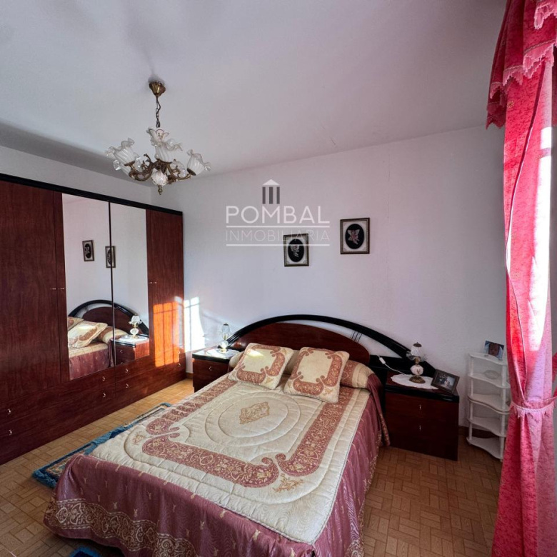 CASA UNIFAMILIAR CON FINCA DE 1.074 M² Y GARAJE PARA DOS COCHES EN SARREAUS
