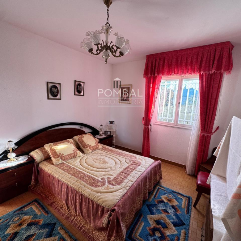 CASA UNIFAMILIAR CON FINCA DE 1.074 M² Y GARAJE PARA DOS COCHES EN SARREAUS
