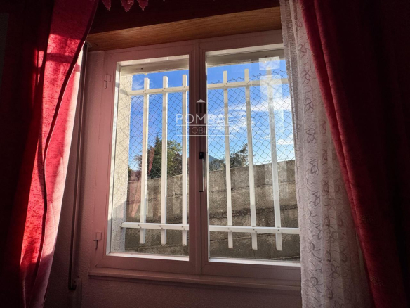 CASA UNIFAMILIAR CON FINCA DE 1.074 M² Y GARAJE PARA DOS COCHES EN SARREAUS