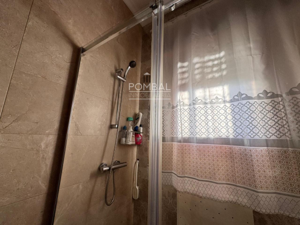 CASA UNIFAMILIAR CON FINCA DE 1.074 M² Y GARAJE PARA DOS COCHES EN SARREAUS