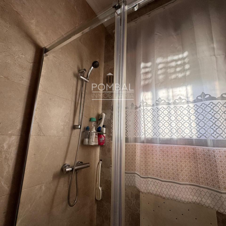 CASA UNIFAMILIAR CON FINCA DE 1.074 M² Y GARAJE PARA DOS COCHES EN SARREAUS