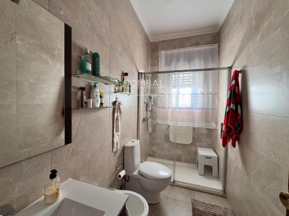 CASA UNIFAMILIAR CON FINCA DE 1.074 M² Y GARAJE PARA DOS COCHES EN SARREAUS