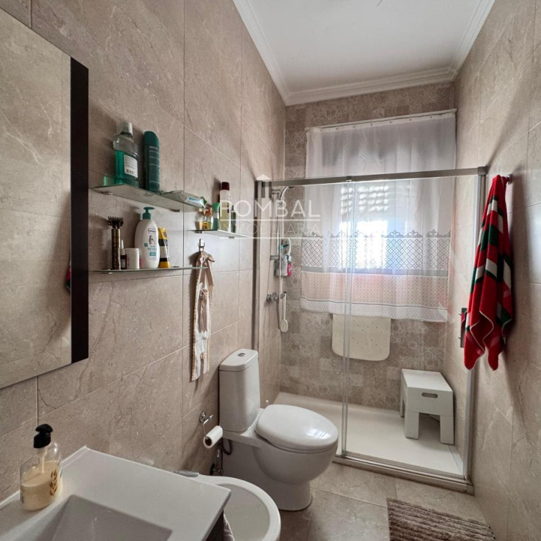 CASA UNIFAMILIAR CON FINCA DE 1.074 M² Y GARAJE PARA DOS COCHES EN SARREAUS