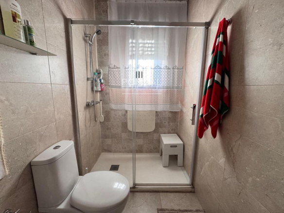CASA UNIFAMILIAR CON FINCA DE 1.074 M² Y GARAJE PARA DOS COCHES EN SARREAUS