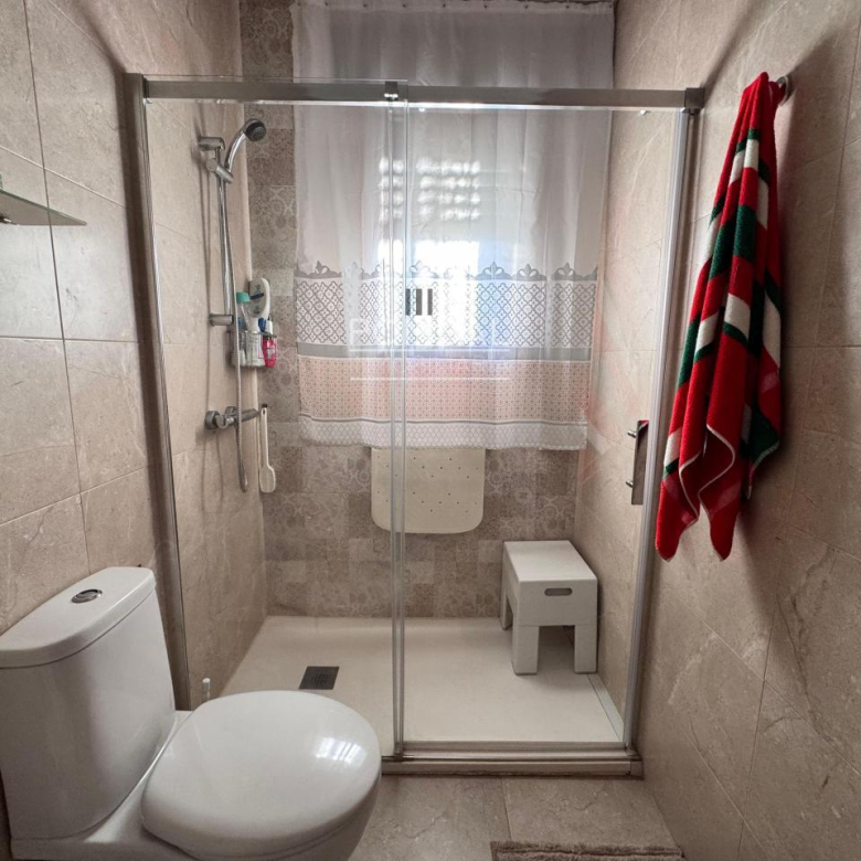 CASA UNIFAMILIAR CON FINCA DE 1.074 M² Y GARAJE PARA DOS COCHES EN SARREAUS
