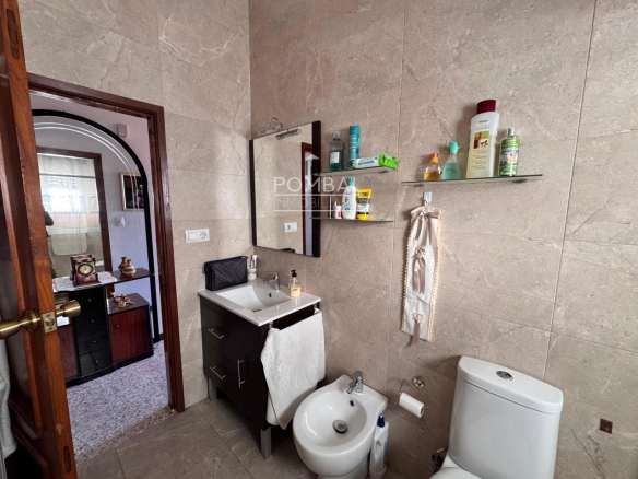 CASA UNIFAMILIAR CON FINCA DE 1.074 M² Y GARAJE PARA DOS COCHES EN SARREAUS