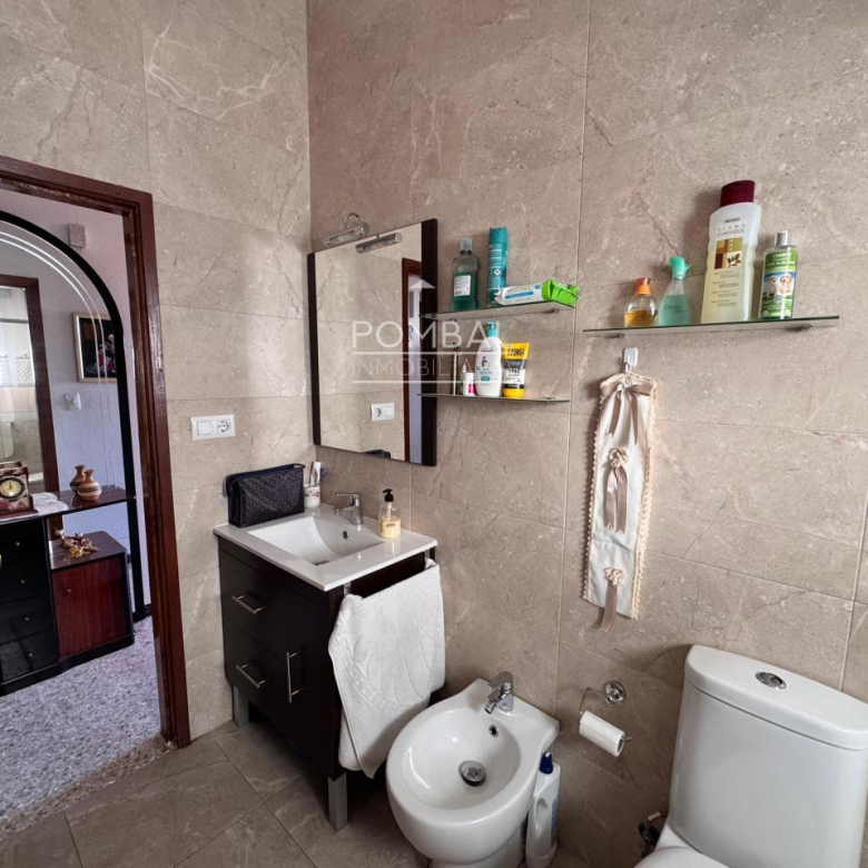 CASA UNIFAMILIAR CON FINCA DE 1.074 M² Y GARAJE PARA DOS COCHES EN SARREAUS