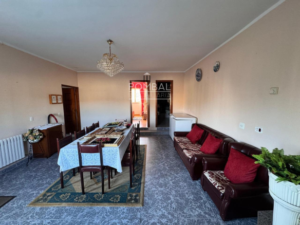 CASA UNIFAMILIAR CON FINCA DE 1.074 M² Y GARAJE PARA DOS COCHES EN SARREAUS
