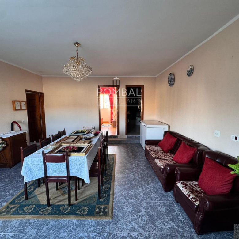 CASA UNIFAMILIAR CON FINCA DE 1.074 M² Y GARAJE PARA DOS COCHES EN SARREAUS