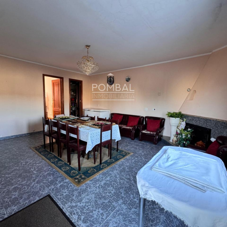 CASA UNIFAMILIAR CON FINCA DE 1.074 M² Y GARAJE PARA DOS COCHES EN SARREAUS