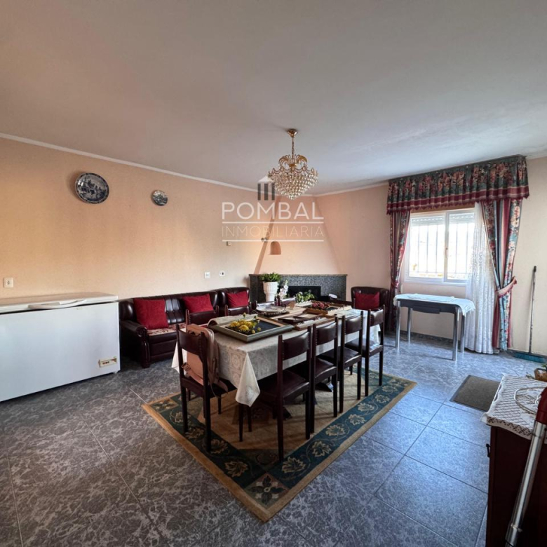 CASA UNIFAMILIAR CON FINCA DE 1.074 M² Y GARAJE PARA DOS COCHES EN SARREAUS