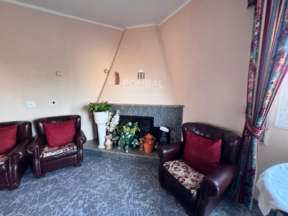 CASA UNIFAMILIAR CON FINCA DE 1.074 M² Y GARAJE PARA DOS COCHES EN SARREAUS