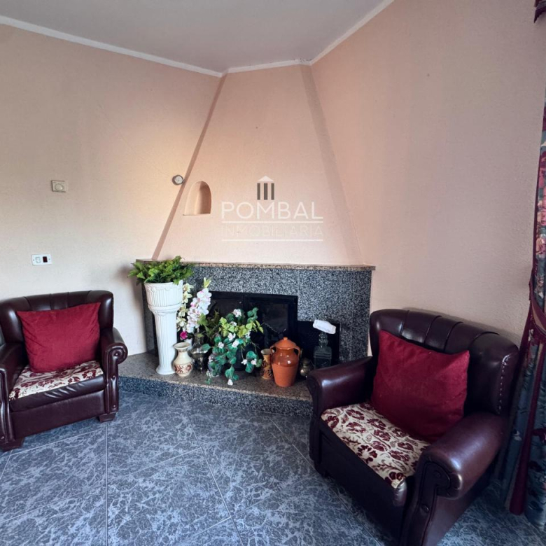 CASA UNIFAMILIAR CON FINCA DE 1.074 M² Y GARAJE PARA DOS COCHES EN SARREAUS