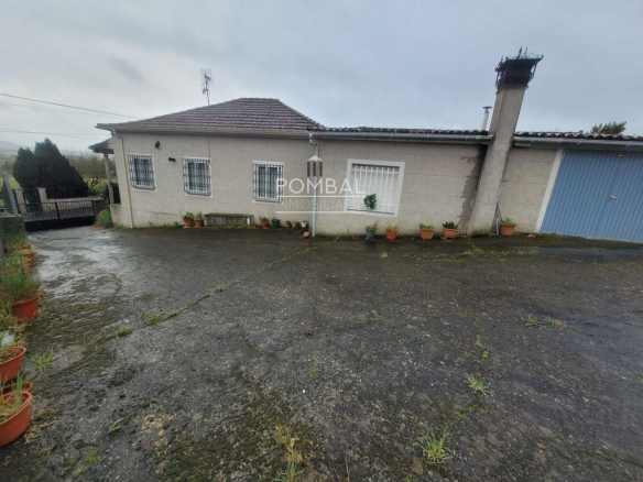 CASA UNIFAMILIAR CON FINCA DE 1.074 M² Y GARAJE PARA DOS COCHES EN SARREAUS