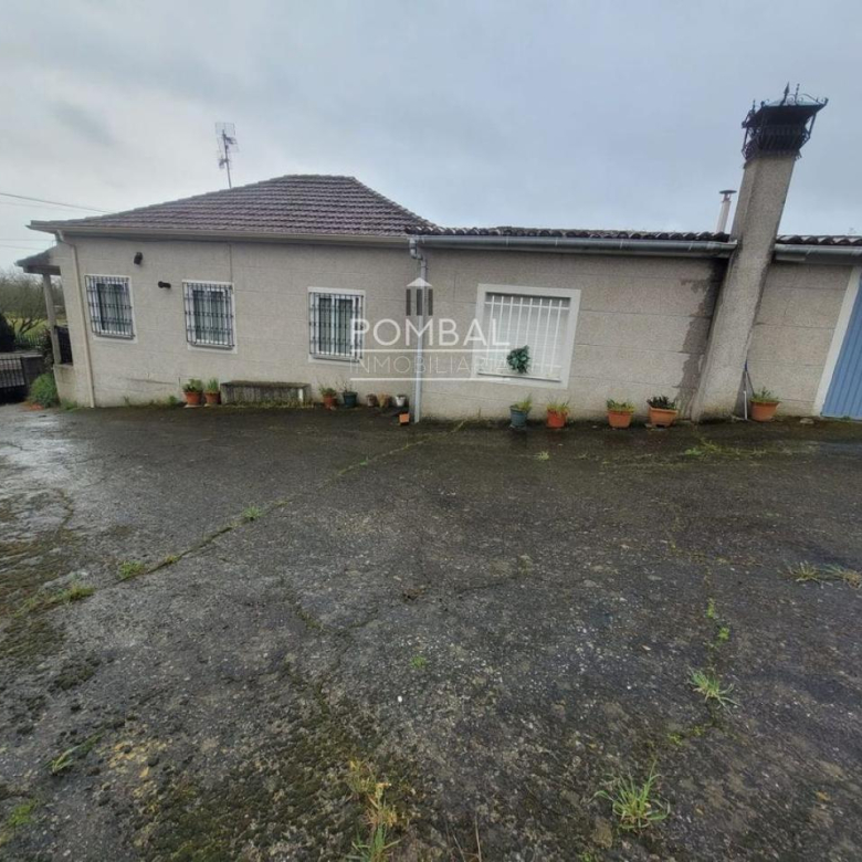 CASA UNIFAMILIAR CON FINCA DE 1.074 M² Y GARAJE PARA DOS COCHES EN SARREAUS