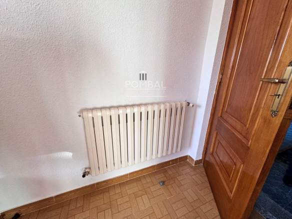 CASA UNIFAMILIAR CON FINCA DE 1.074 M² Y GARAJE PARA DOS COCHES EN SARREAUS