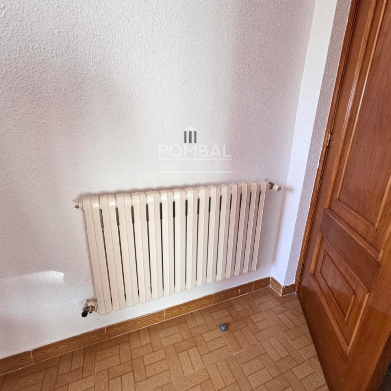 CASA UNIFAMILIAR CON FINCA DE 1.074 M² Y GARAJE PARA DOS COCHES EN SARREAUS