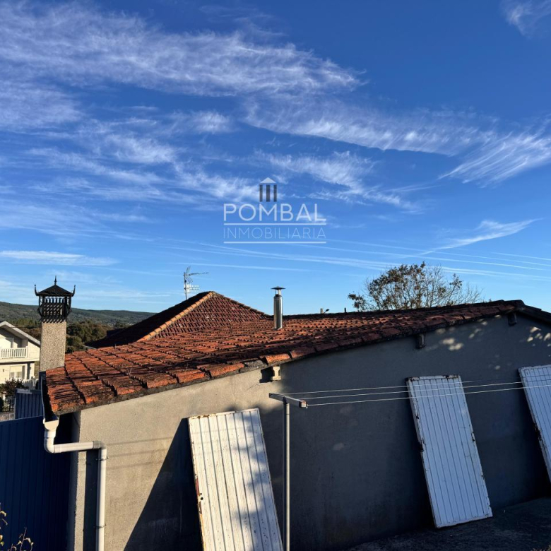 CASA UNIFAMILIAR CON FINCA DE 1.074 M² Y GARAJE PARA DOS COCHES EN SARREAUS
