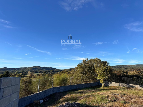 CASA UNIFAMILIAR CON FINCA DE 1.074 M² Y GARAJE PARA DOS COCHES EN SARREAUS