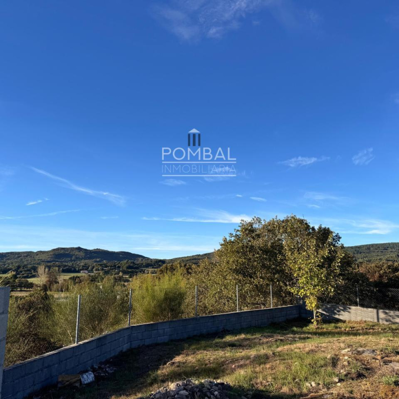 CASA UNIFAMILIAR CON FINCA DE 1.074 M² Y GARAJE PARA DOS COCHES EN SARREAUS
