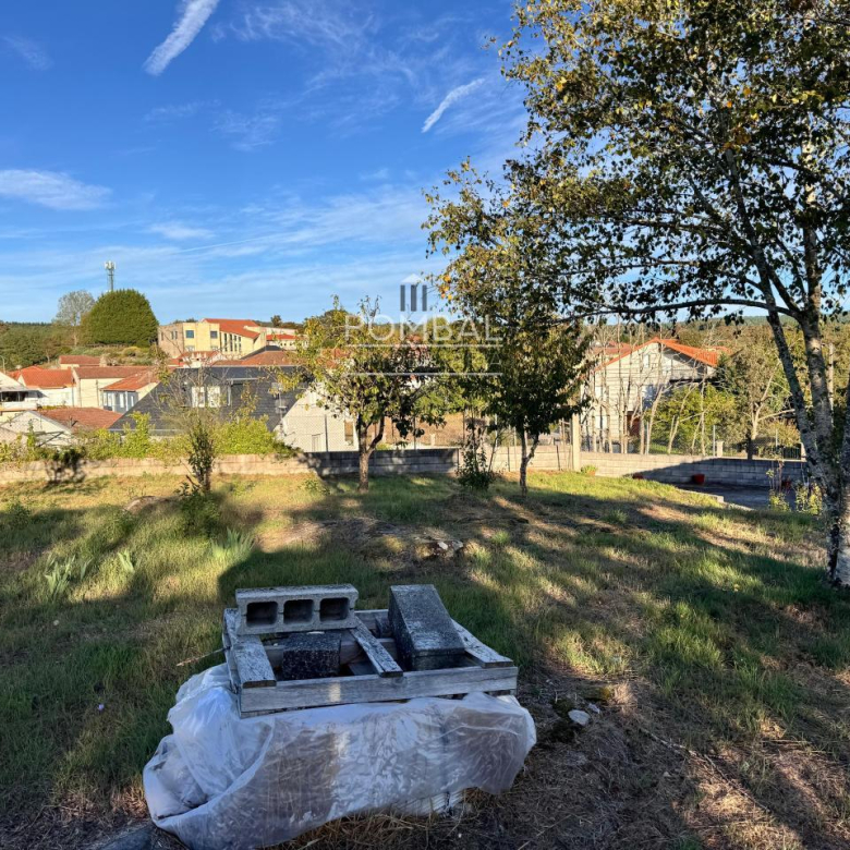 CASA UNIFAMILIAR CON FINCA DE 1.074 M² Y GARAJE PARA DOS COCHES EN SARREAUS