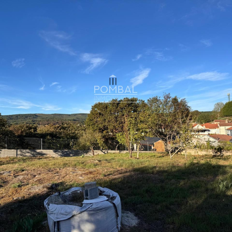 CASA UNIFAMILIAR CON FINCA DE 1.074 M² Y GARAJE PARA DOS COCHES EN SARREAUS