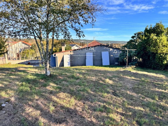 CASA UNIFAMILIAR CON FINCA DE 1.074 M² Y GARAJE PARA DOS COCHES EN SARREAUS