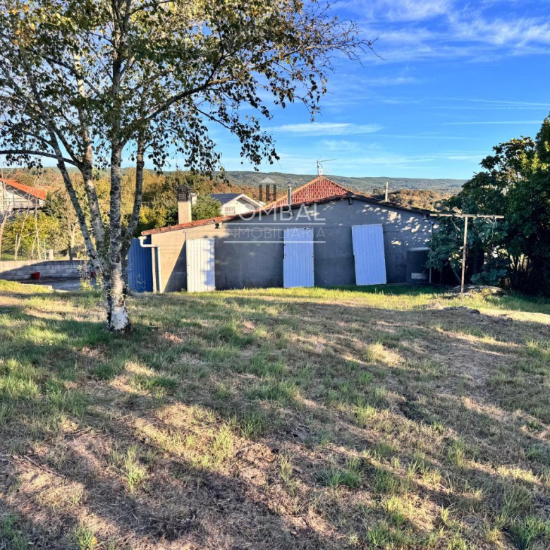 CASA UNIFAMILIAR CON FINCA DE 1.074 M² Y GARAJE PARA DOS COCHES EN SARREAUS