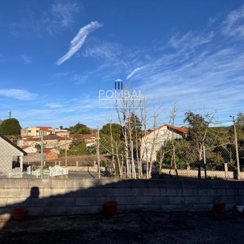 CASA UNIFAMILIAR CON FINCA DE 1.074 M² Y GARAJE PARA DOS COCHES EN SARREAUS
