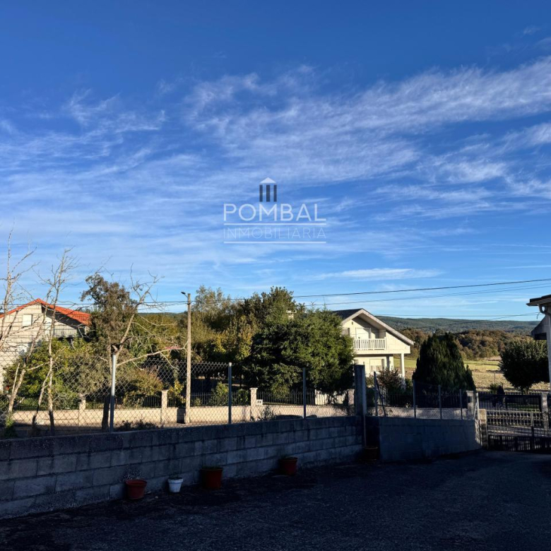 CASA UNIFAMILIAR CON FINCA DE 1.074 M² Y GARAJE PARA DOS COCHES EN SARREAUS