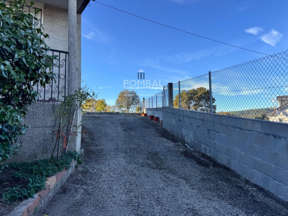 CASA UNIFAMILIAR CON FINCA DE 1.074 M² Y GARAJE PARA DOS COCHES EN SARREAUS