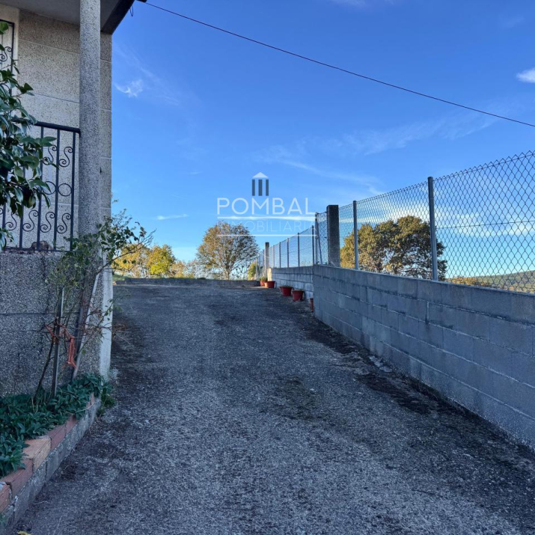 CASA UNIFAMILIAR CON FINCA DE 1.074 M² Y GARAJE PARA DOS COCHES EN SARREAUS