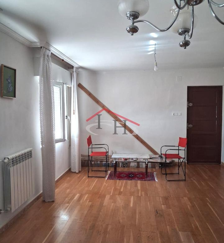 PISO CON TRASTERO EN TROBAJO DEL CAMINO