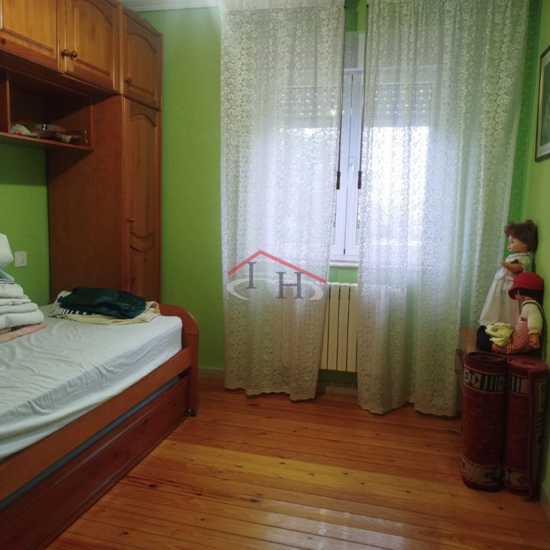 PISO CON TRASTERO EN TROBAJO DEL CAMINO