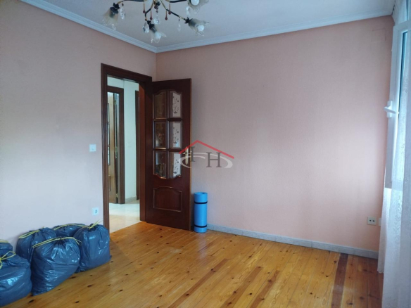 PISO CON TRASTERO EN TROBAJO DEL CAMINO