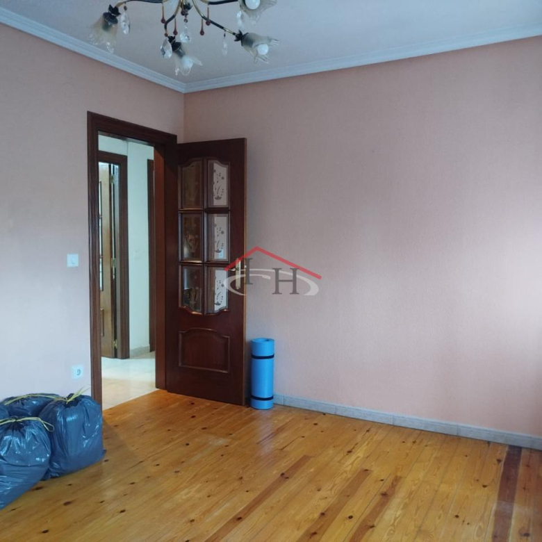 PISO CON TRASTERO EN TROBAJO DEL CAMINO