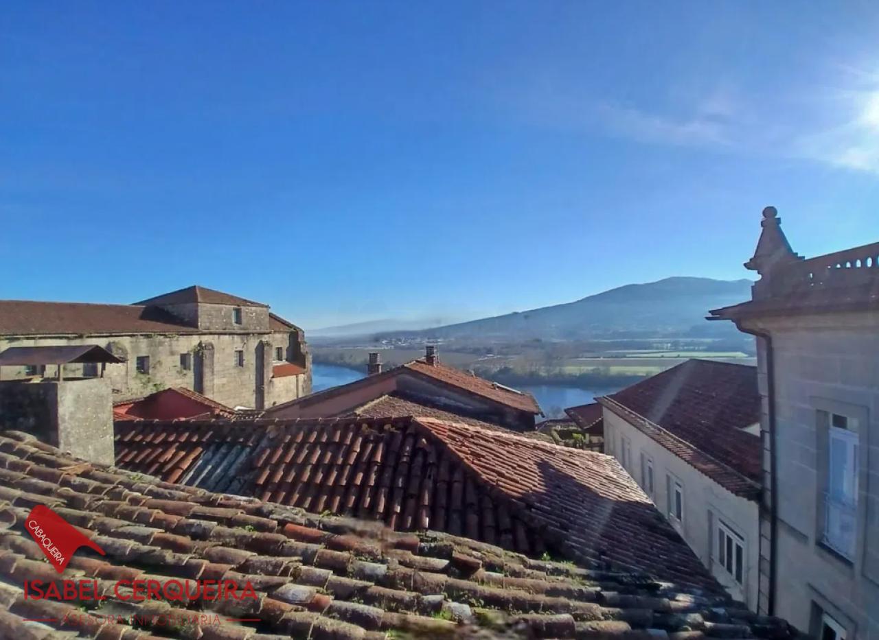 179199810153000174026_179199746220 75.000 € | DÚPLEX CON VISTAS JUNTO A LA CATEDRAL DE TUI | PARA REFORMAR A SU GUSTO