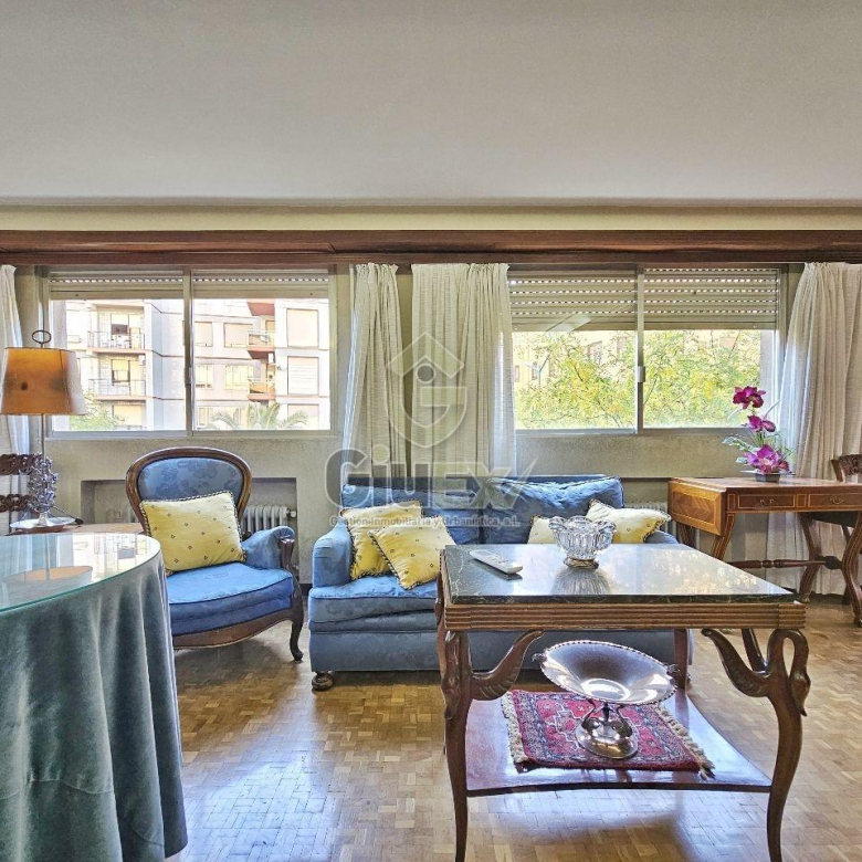 Gran piso muy céntrico, con garaje.